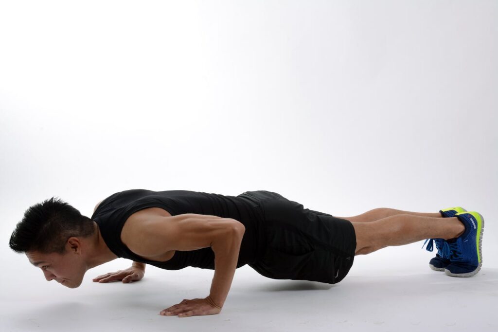 a imagem mostra um homem fazendo exercícios.