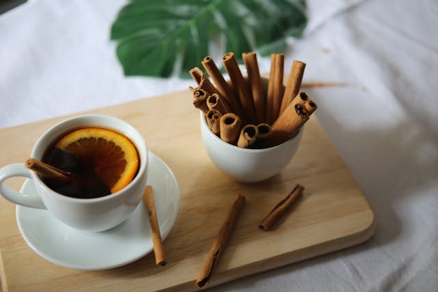 Um chá de canela preparado.