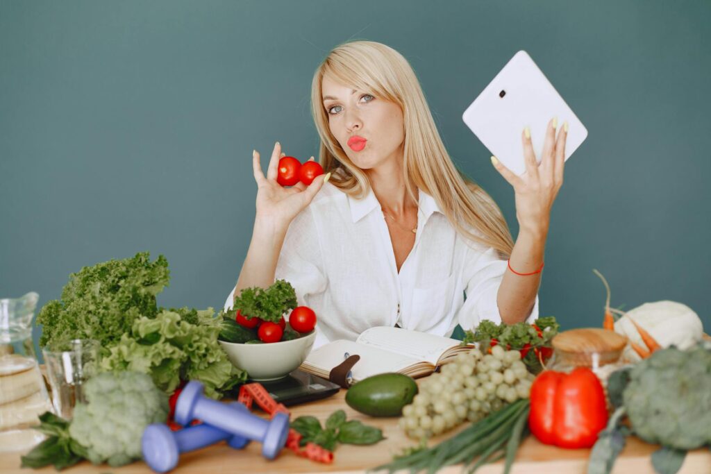 uma mulher fazendo uma dieta vegana a vase de frutas , verduras e legumes.