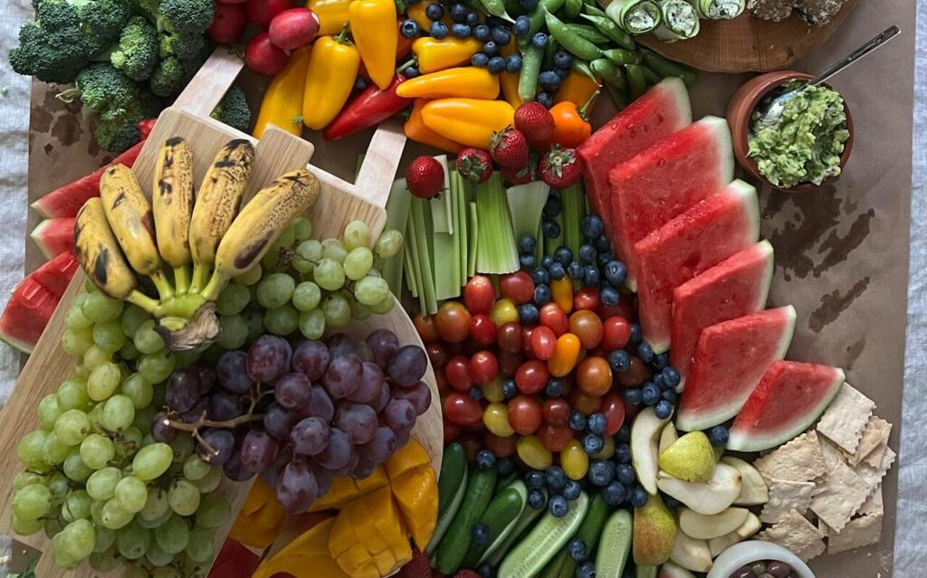 A imagem mostra várias frutas , verduras e legumes.