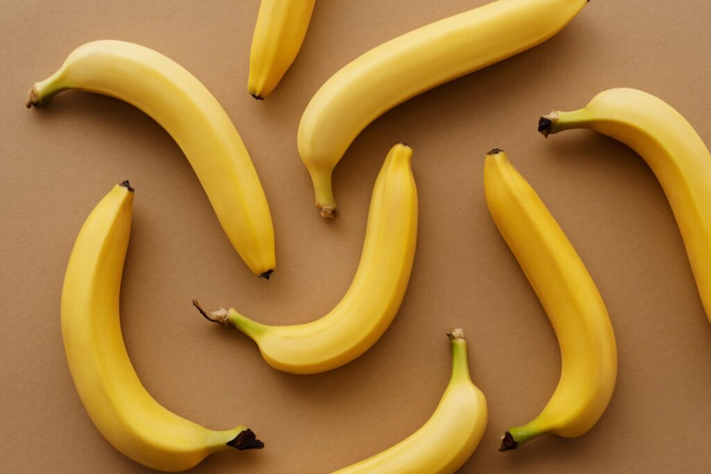 a imagem mostra várias bananas.
