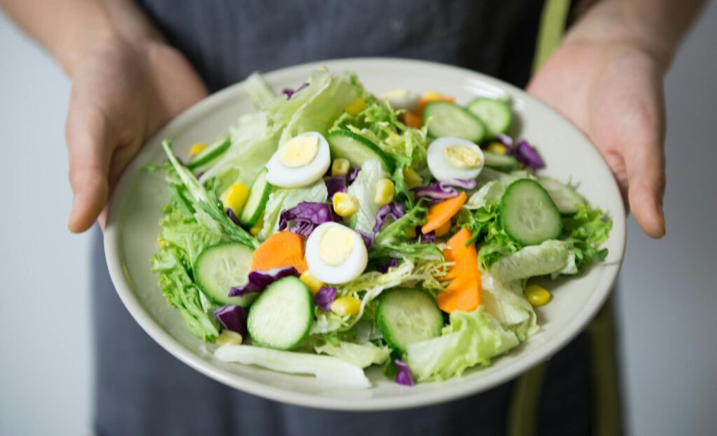 A imagem mostra um prato contendo verduras e legumes