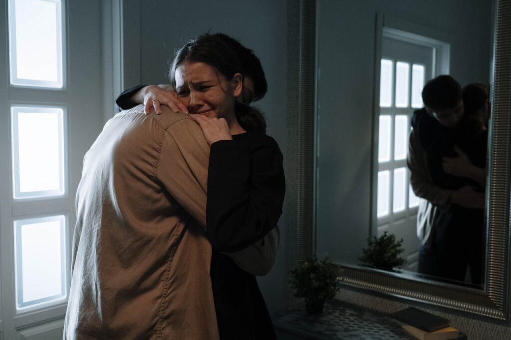 A imagem mostra um casal se abraçando e triste devido a condição de dispareunia.