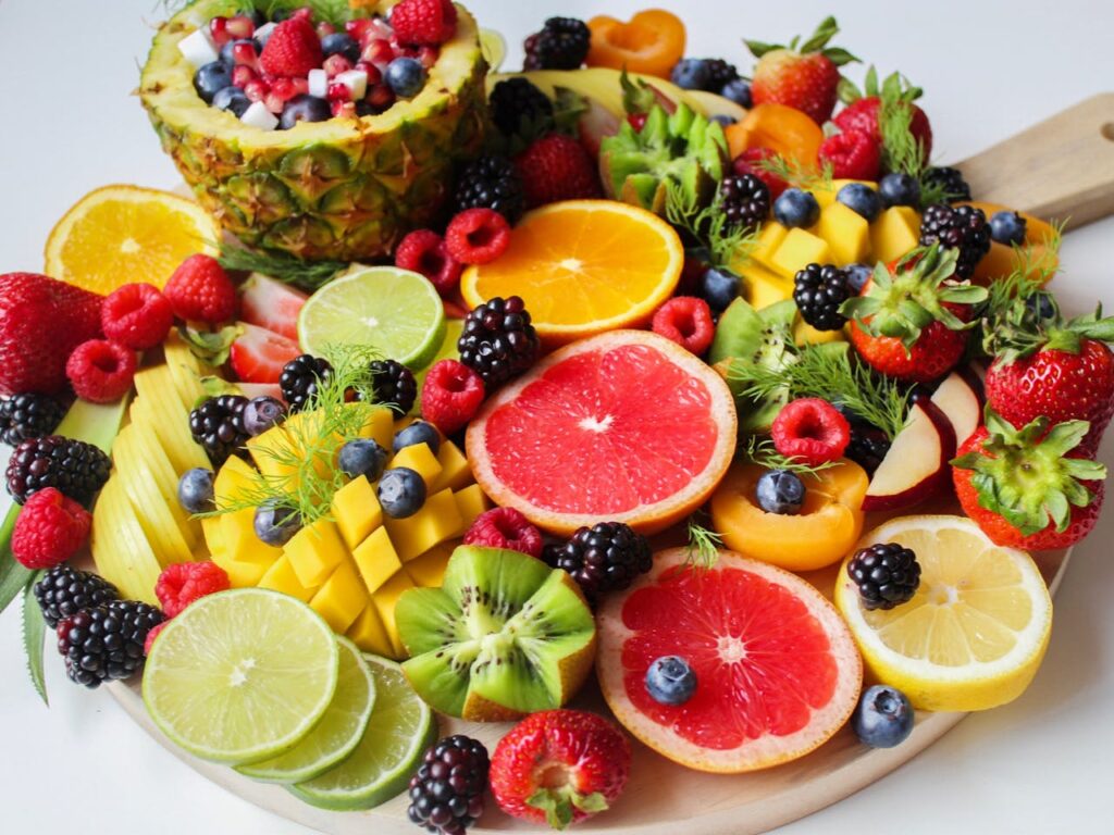 Uma bandeija com frutas
