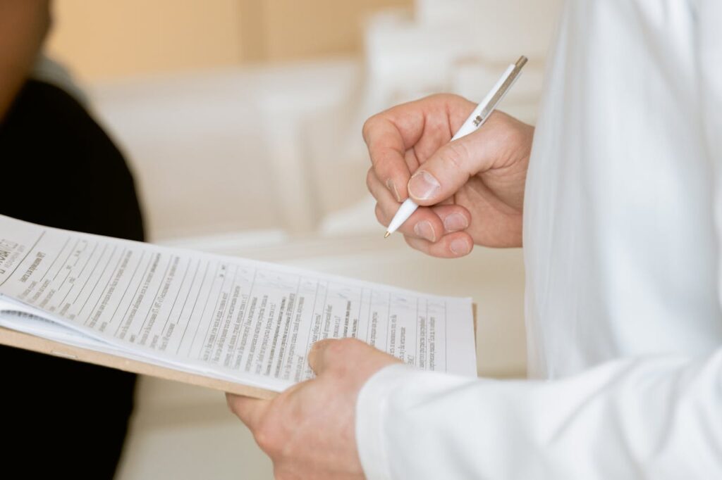 Um médico segurando um papel com o diagnóstico.
