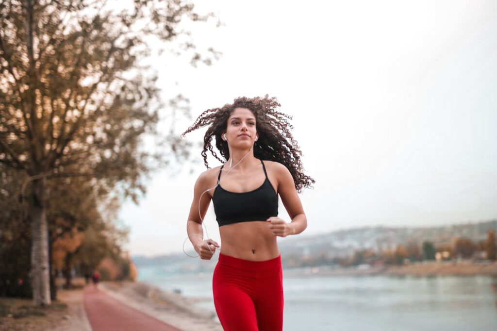 Uma mulher fazendo corrida