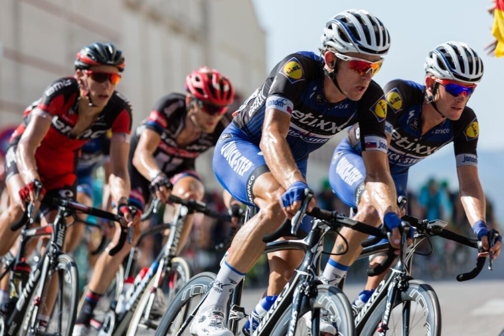 Vários homens fazendo ciclismo em uma competição
