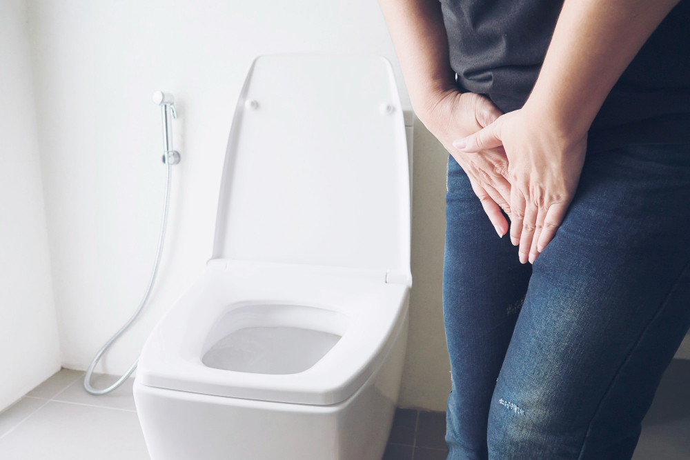 uma mulher sentindo dor por infecção urinária