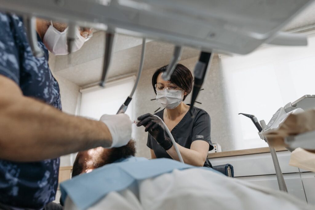 Dentista fazendo avaliação no dente de um paciente